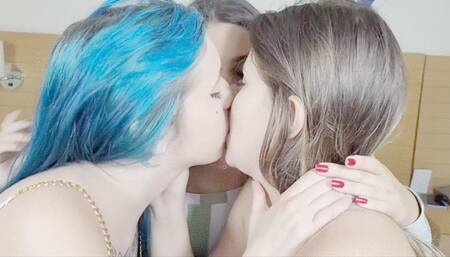 DELICIOUS DEEP KISSES BY YOUNG LESBIAN TRIO - BY RENATA JONES, PENELOPE PINK AND GABRIELA BLOND - CLIP 3 IN FULL HD