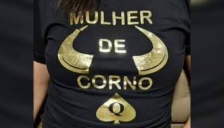 delegado de policia corno dirigindo enquanto casada chupa o negao no banco de tras