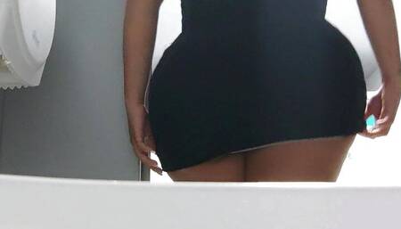 VIDEO CAPTURED BY AN AMATEUR CAMERA IN A DISCO BATHROOM