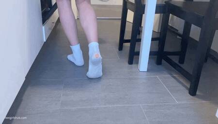 COOKING IN RIPPED AND DIRTY WHITE SOCKS - MP4 HD