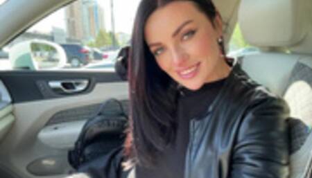 Passers-by do not allow a normal blowjob in the car