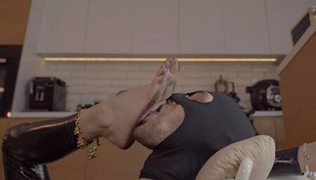 Amber - Slave Worship Big Dirty Feet Of Catwoman - HD 1920x1080