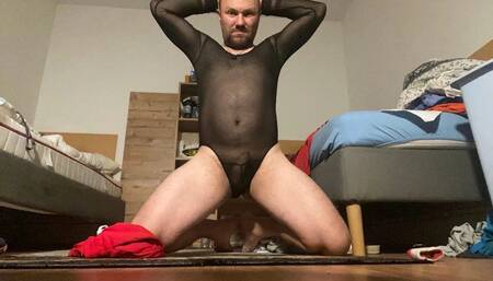 Sissy Bitch Andreas fucking chair in latex and wig