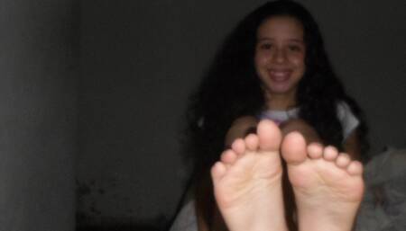 xxjodn 18 year old girl shows her foot in the room