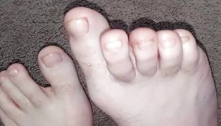 I really want & need someone to fuck my little bare feet & suck my toes