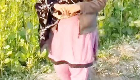 Me apne yar se milny kheton ma Gai wahan os se chodwaya Meri brown phudi Lal peeli hogi