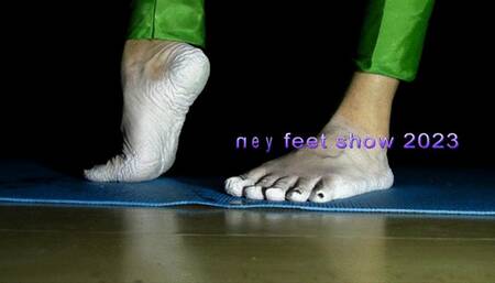 Bianca's wet Pruney feet show 2023 legs up