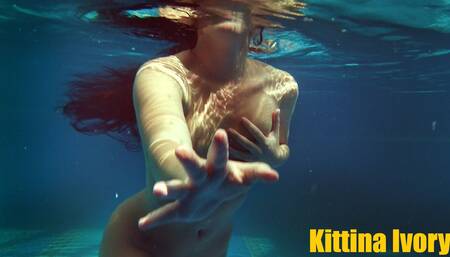 Kittina Ivory undresses in the swimming pool