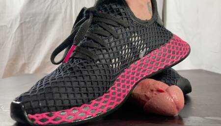 A Shoejob with Adidas Deerupt Sneakers - Handjob and huge Cumshot - Slave cam - HD