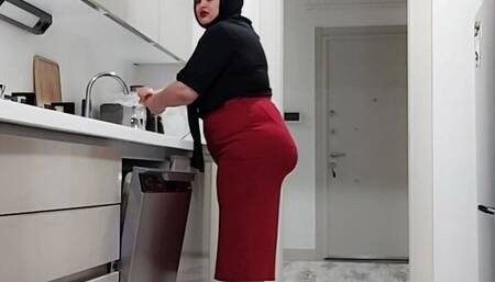 my beautiful arab stepmom, she shows me her beautiful bbw body