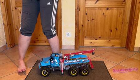 Sneaker-Girl Akira - Big Tow Truck Crush