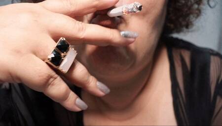 Dolce Amaran smoking and showing her soles dirty with ashes FOR MOBILE DEVICES - BBW - BAREFOOT - ANKLEJEWEL - SMOKING - DIRTY SOLES - ASHES - SMOKE - CLOSE - POV