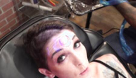 Sully Savage gets a new UV tattoo on her forehead