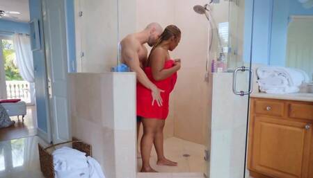 Bald boy relaxes in the bathroom together with curvy black diva