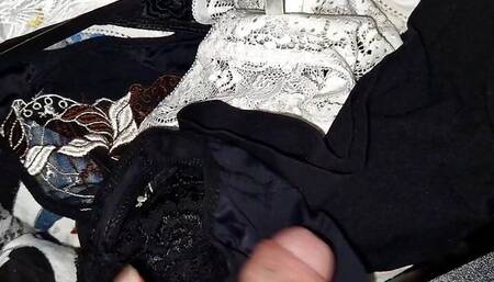 Massive cumshot in mommy favourite black thongs