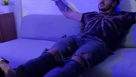 Muscular hunky dude Cyrus got himself foot worshipped