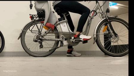 KIRA ONE SHOE LOST ON A BICYCLE -  MOV Mobile Version