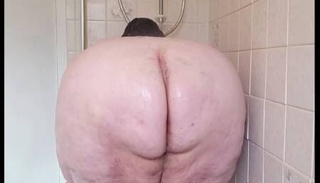 SSBBW SHOWS OFF UNDER THE SHOWER