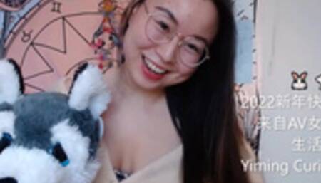 Yiming Curiosity 依鸣 - 2022 新年生活更新！应你们要求我说中文啦！- 中国留学生 美女网红主播