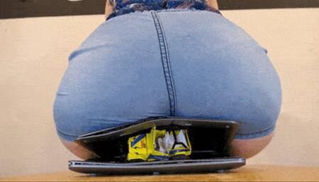 Laptop under Roxy - Part 1: Buttcrush