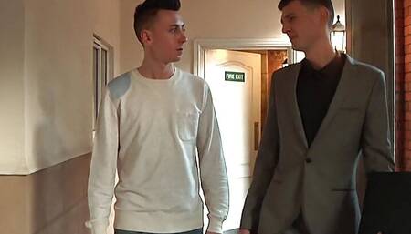 Adorable twink amateurs Riley Jordon and Scott Williams fuck