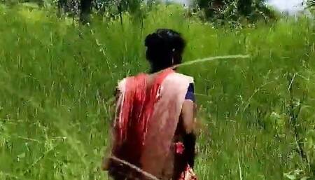Desi village bhabhi ki jangal me chudai