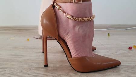 Unaware Giantess Steam Ironing in Brown High Heels WMV