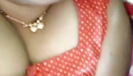 Sweet Tung kisses newly married couple