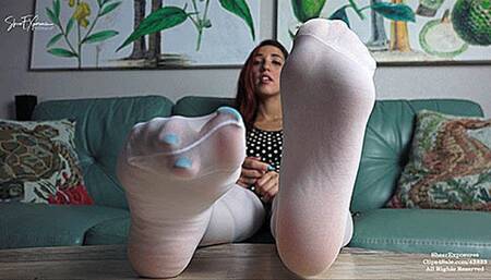 Stefania shares her feet