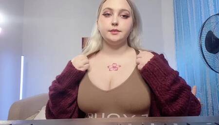 See on u and teasing my tits
