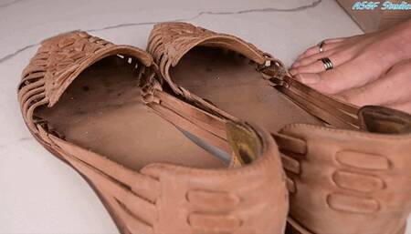 Goblin Goddess shrinks and shrinks you as you lick her flats clean - MP4