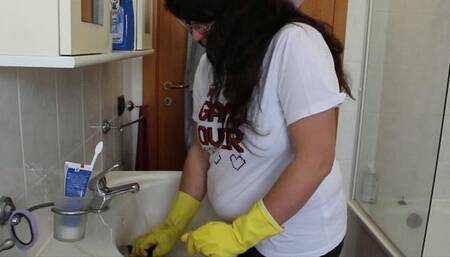 Chubby Housewife's Problems [MOV]