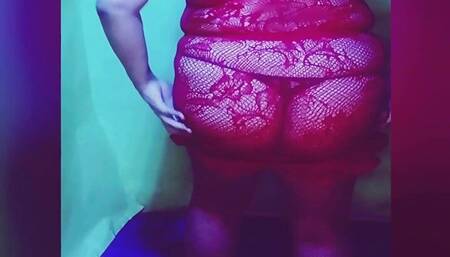 Gordibiena Bailando Muy rico  con vestido de red rojo y medias de red rojas vanessa sexi