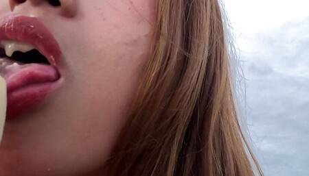 GAK ADA KENTI BLOWJOB PISANG DEH !!