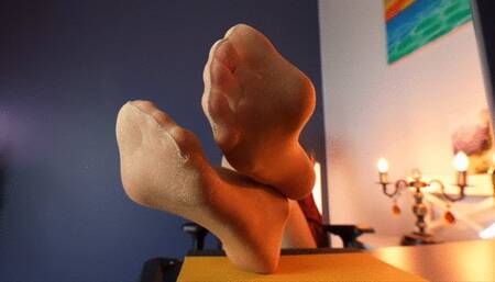 Moment When You Become Stella Fan - Gold Pantyhose - Polish And English Language - HD 2560x1440