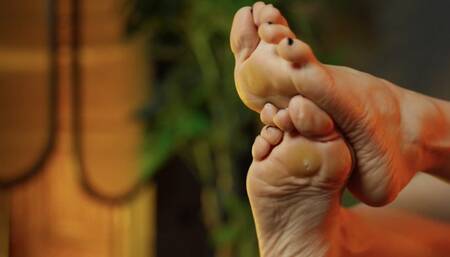 Callused feet in full fashioned nylon stockings (720p)