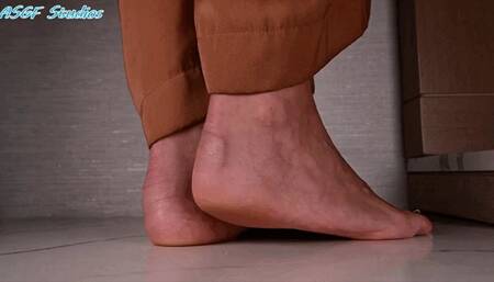 Goblin Goddess unaware of people below - MP4