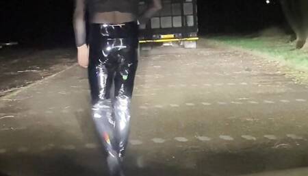 Junge Latex Schwanzhure auf einem Rastplatz