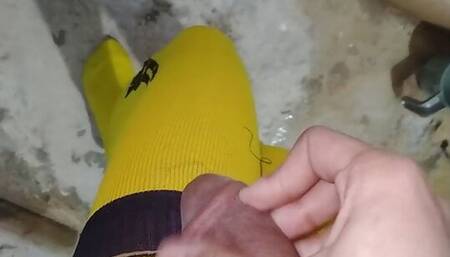 Cuming on my yellow stocking