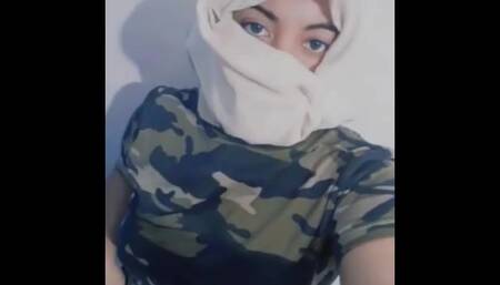 Hermosa Musulmana De Ojos Azules Muestra Sus Enormes Senos En Videollamada