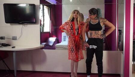 "Lift & Carry In Pink" - Two Girls Having Fun (Italian Language)