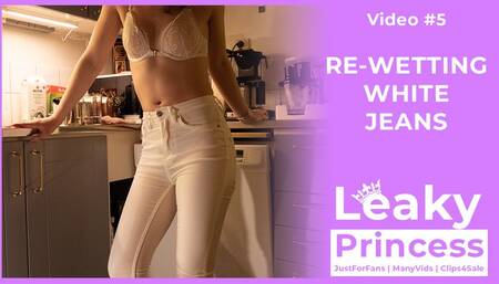 Leaky RE-Wets her white jeans