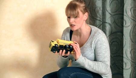 naj23 Victoria crushes a car with her pumps (mp4-HD)