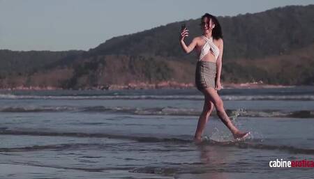 Ajudando a novinha da praia - Teh Angel