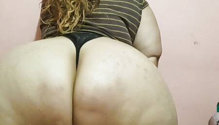 Bbw, she twerks, look if her fat ass moves