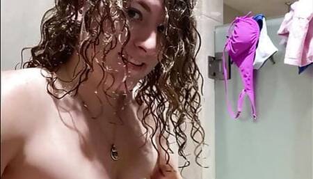Tranny jerks off in the shower