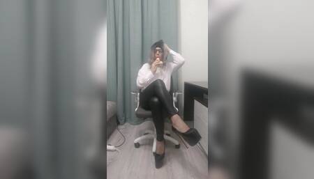 Rikki Sinclair sucking dildo