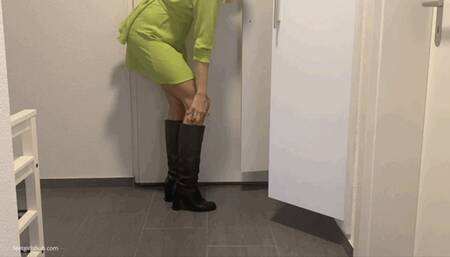 ITCHY FEET INSIDE LEATHER BOOTS DURING A MEETING - MOV Mobile Version