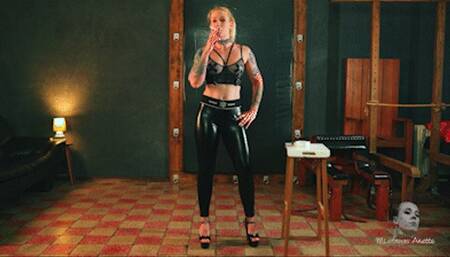 Holding down the smoke 4K MP4