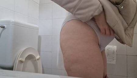 Cold pee in a small mountain bath 1080HD